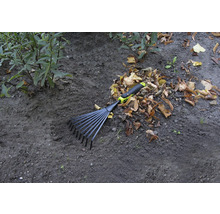 Tuinhark om bladeren op de grond te verzamelen.