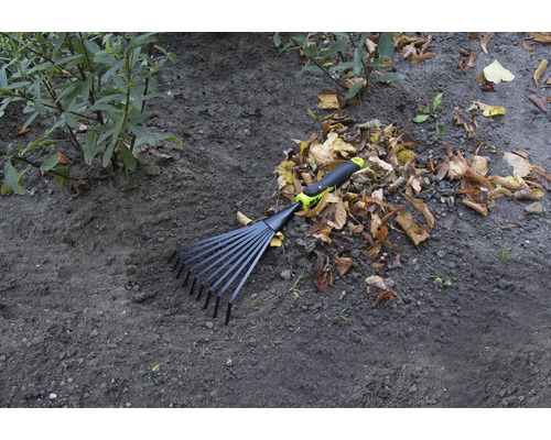 Tuinhark om bladeren op de grond te verzamelen.