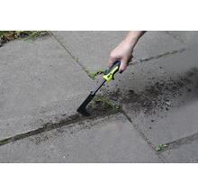 Voegenkrabber in gebruik voor het verwijderen van onkruid tussen bestrating
