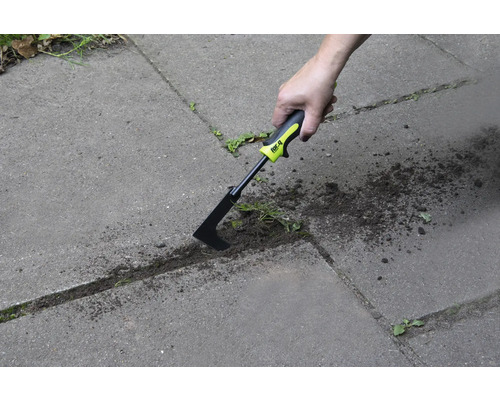 Voegenkrabber in gebruik voor het verwijderen van onkruid tussen bestrating