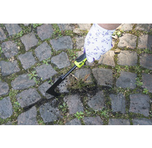 Tuinvoegkrabber in gebruik op straatstenen