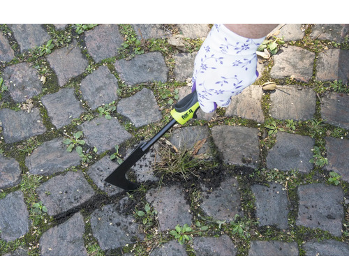 Tuinvoegkrabber in gebruik op straatstenen