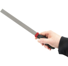 Hand houdt rasp met handvat vast