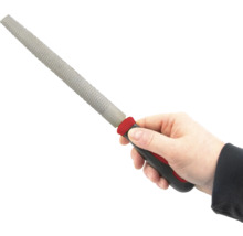 Hand houdt een rasp met kunststof handvat vast