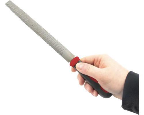 Hand houdt een rasp met kunststof handvat vast