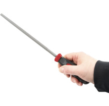 Een hand houdt een sleutelvijl met kunststof handgreep vast.