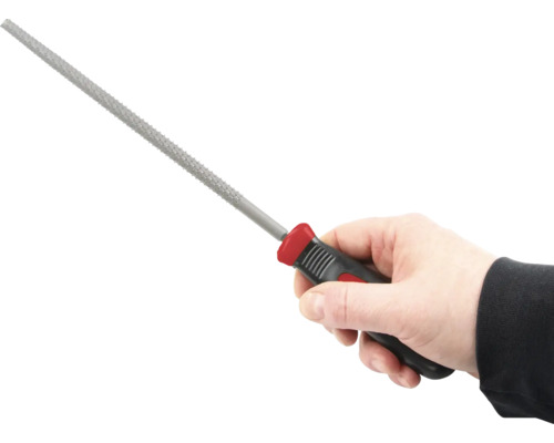 Een hand houdt een sleutelvijl met kunststof handgreep vast.