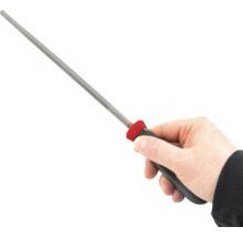 Hand houdt een sleutelvijl vast