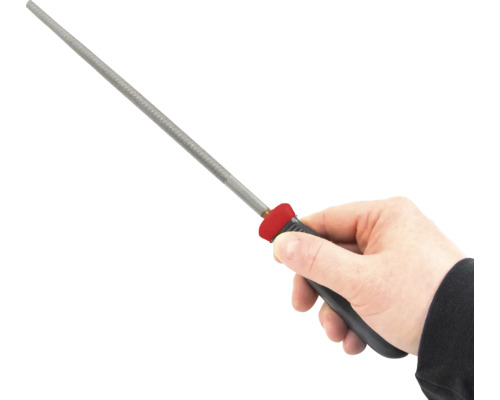 Hand houdt een sleutelvijl vast