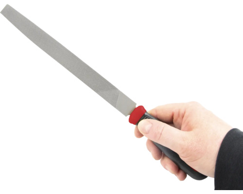 Hand houdt een werkplaatsvijl vast