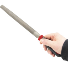 Een hand houdt een gladde vijl met handvat vast