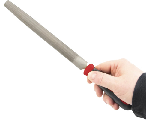 Een hand houdt een gladde vijl met handvat vast