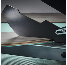 Laminaatsnijder in gebruik voor het snijden van een stuk laminaat