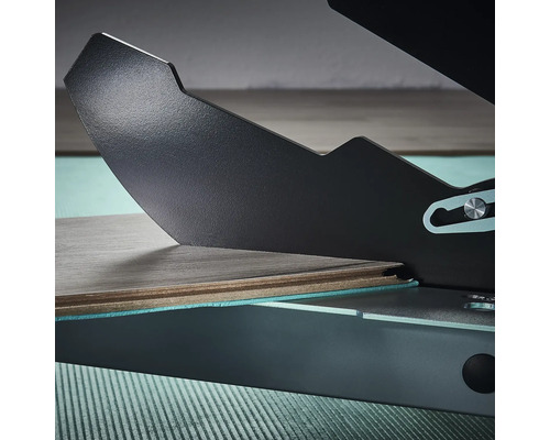 Laminaatsnijder in gebruik voor het snijden van een stuk laminaat