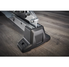 Detailopname van een machinevoet van metaal en kunststof.