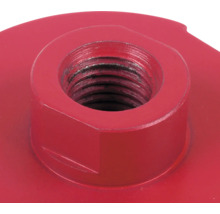 Detailopname van een rood metalen onderdeel met binnendraad voor gereedschapsmontage.