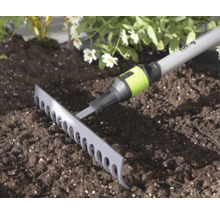For_q tuinhark met Fitconnect-verbinding op donkere aarde in een lichte, goed onderhouden tuinborder.
