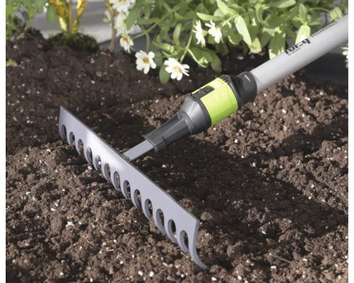 For_q tuinhark met Fitconnect-verbinding op donkere aarde in een lichte, goed onderhouden tuinborder.