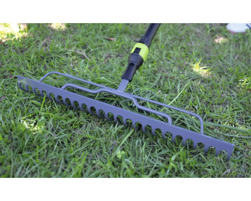 Metalen tuinhark op een groen gazon.