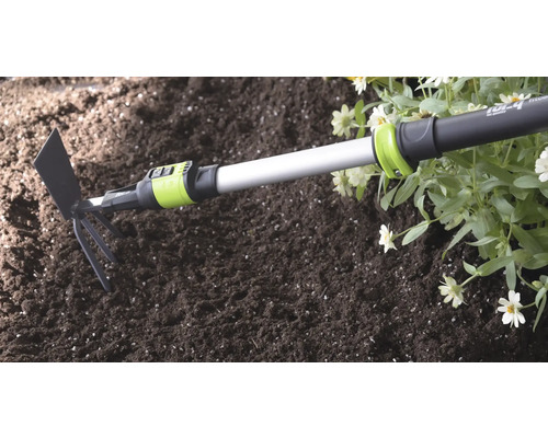 for_q tuinhak en hark combinatie met telescoopsteel bij het tuinieren in aarde naast bloemen.