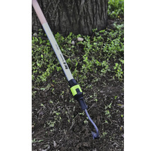 for_q fitconnect steel voor tuingereedschap van aluminium en hout, honderddertig centimeter lang, met opzetstuk in de grond in een tuin.