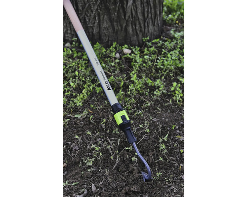 for_q fitconnect steel voor tuingereedschap van aluminium en hout, honderddertig centimeter lang, met opzetstuk in de grond in een tuin.