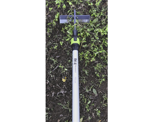 for_q fitconnect pendelschoffel met 150 centimeter aluminium steel op aarde met onkruid.
