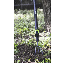 for.q fitconnect cultivator met steel van 130 centimeter maakt de grond los in de tuin.