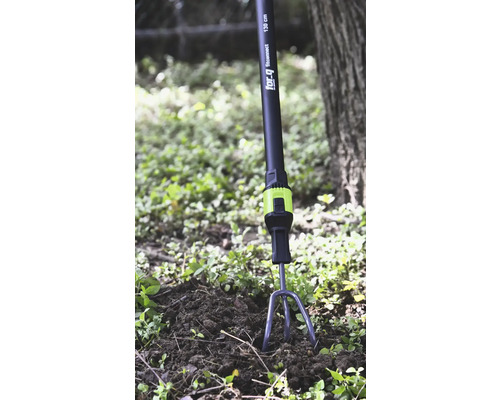 for.q fitconnect cultivator met steel van 130 centimeter maakt de grond los in de tuin.