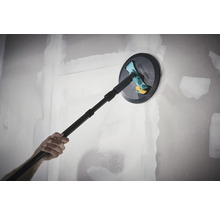 Wolfcraft handschuurmachine met telescopische steel tijdens het schuren van een gestucte gipsplaat.