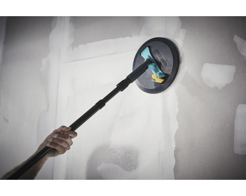 Wolfcraft handschuurmachine met telescopische steel tijdens het schuren van een gestucte gipsplaat.