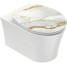 Wandcloset met toiletzitting in marmerlook wit en goud.