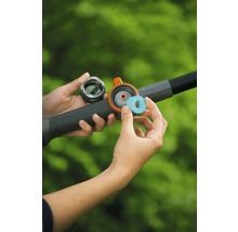 Een reinigingstablet in het compartiment van een tuinbesproeiingslans plaatsen.