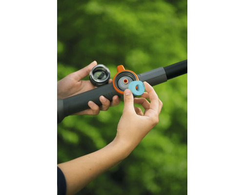 Een reinigingstablet in het compartiment van een tuinbesproeiingslans plaatsen.