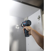Bosch accu-slagschroevendraaier bij het indraaien van een schroef in een witte kast.