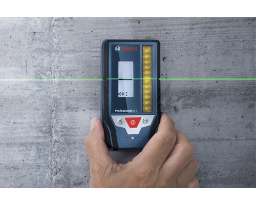 Bosch Professional LR 7 laserontvanger tegen een betonnen muur met een horizontale groene laserlijn.