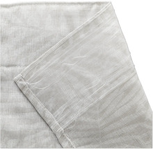 Detailopname van een gordijnstof met aangestikt universeel band voor gordijnhaken.