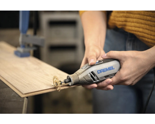Dremel 4250 multitool met doorslijpschijf snijdt in een houten plank.