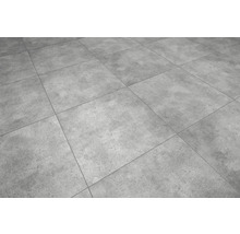 Vierkante vloertegels van porcellanato in grijze betonlook met een mat oppervlak.