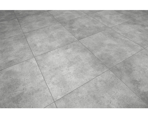 Vierkante vloertegels van porcellanato in grijze betonlook met een mat oppervlak.