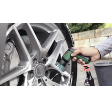 Gebruik van de elektrische reinigingsborstel Bosch UniversalBrush voor het reinigen van een lichtmetalen velg met zeepsop.