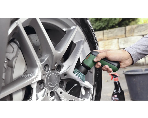 Gebruik van de elektrische reinigingsborstel Bosch UniversalBrush voor het reinigen van een lichtmetalen velg met zeepsop.