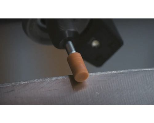 Cilindrische slijpstift voor multitalent gereedschap bij het bewerken van een metalen rand.