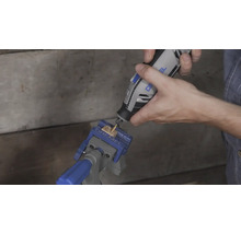 Gebruik van een Dremel multigereedschap op een stuk hout dat in een Dremel bankschroef is vastgezet.