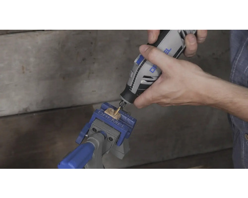 Gebruik van een Dremel multigereedschap op een stuk hout dat in een Dremel bankschroef is vastgezet.