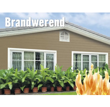 Woning met brandwerende gevelbekleding, witte kozijnen en planten voor de gevel.