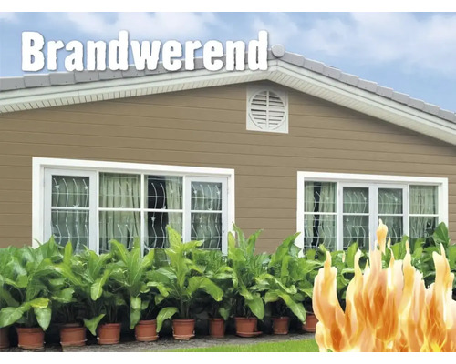 Woning met brandwerende gevelbekleding, witte kozijnen en planten voor de gevel.