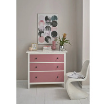 Witte ladekast met drie roze lades, marmeren blad, decoratie en abstract schilderij in een lichte, georganiseerde kamer.