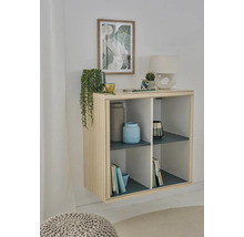 Moderne houten wandplank met vier vakken en een geribbelde zijwand, gedecoreerd met woonaccessoires in een lichte en georganiseerde omgeving.