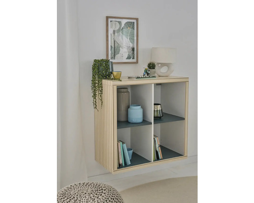 Moderne houten wandplank met vier vakken en een geribbelde zijwand, gedecoreerd met woonaccessoires in een lichte en georganiseerde omgeving.